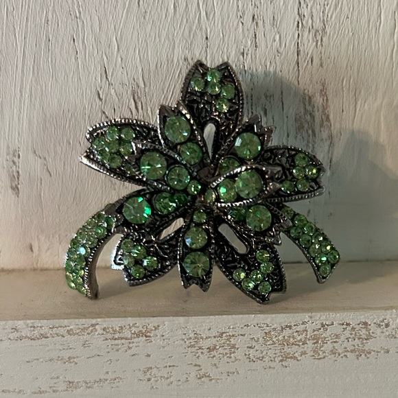 Beautiful green broach - Picture 1 of 5